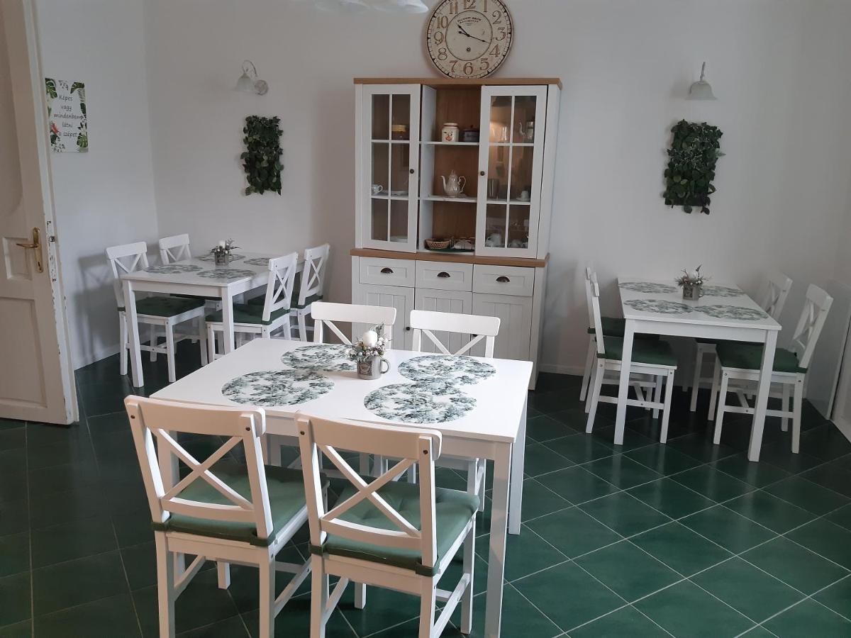 Szalay Villa Veszprém Exteriör bild